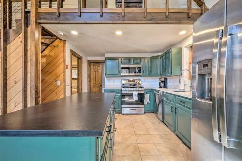 2-acre Ski Chalet With Deck 8 Mi To Mt Snow!