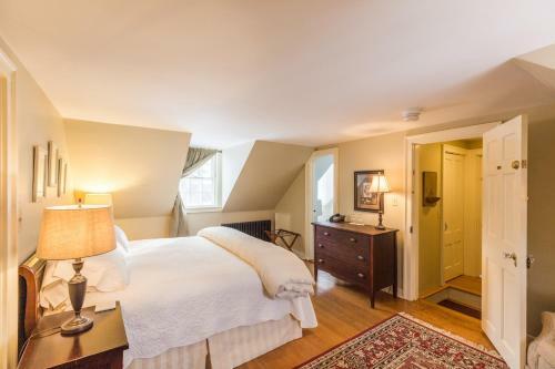 Bed & Breakfast 1824 House Inn + Barn