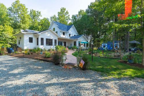 Charming Charlottesville Apt With Outdoor Space!