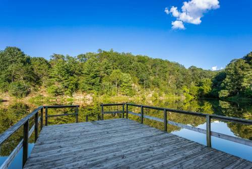 Cottage W 2 Private Lakes & River Access, Fire Pit