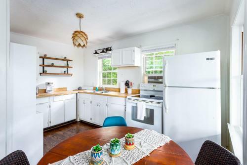 Cottage W 2 Private Lakes & River Access, Fire Pit