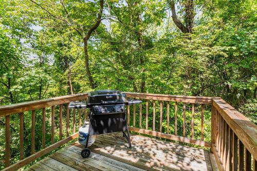 Cottage W 2 Private Lakes & River Access, Fire Pit