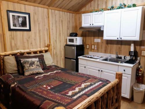 Lodge Glacier General Store And Cabins