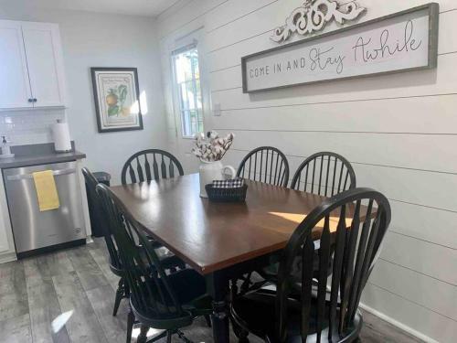 Charming 3 Br Bungalow: Newly Renovated!!