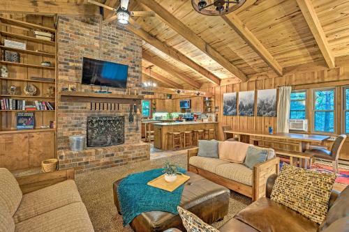Woodhaven Cabin Adventure, Relax, Renew
