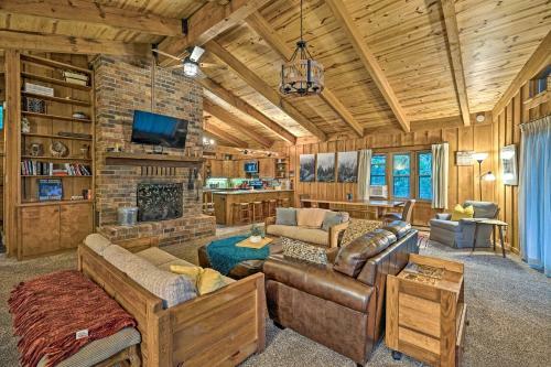Woodhaven Cabin Adventure, Relax, Renew