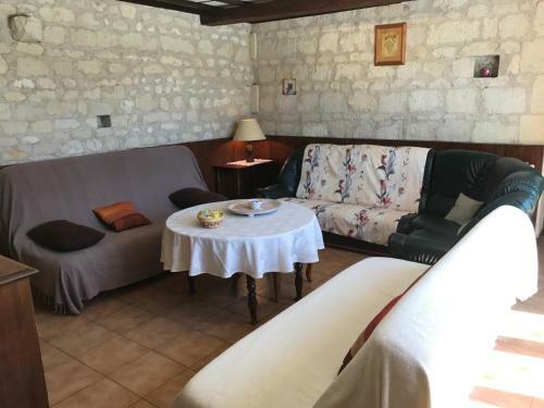 Gite Maison de Campagne 86120-23 Couchages