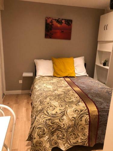 Hostal Le Bassin Des Rosiers