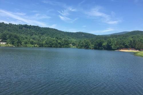 Lake Front Home 15 Min From Blueridge Mountains.