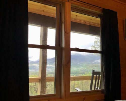 New Cabin With Stunning Views, Sleeps 6!