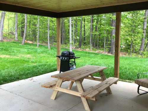 New Cabin With Stunning Views, Sleeps 6!