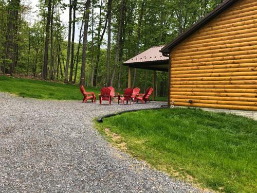 New Cabin With Stunning Views, Sleeps 6!