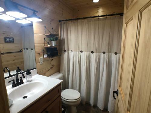 New Cabin With Stunning Views, Sleeps 6!