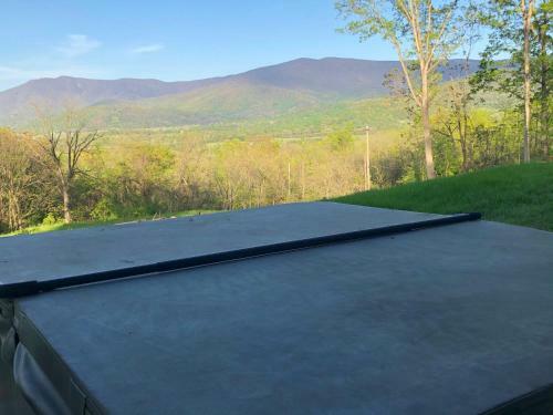 New Cabin With Stunning Views, Sleeps 6!