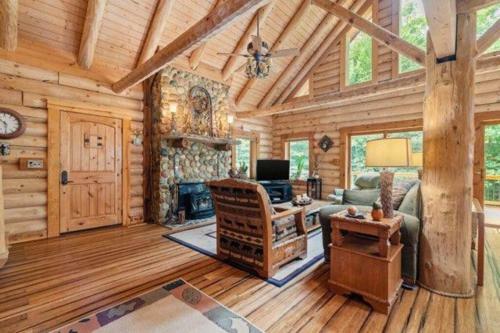 Beautiful River-front Log Cabin Near Williamsburg