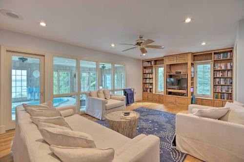 Beachfront Urbanna Home With Gas Grill And Deck!