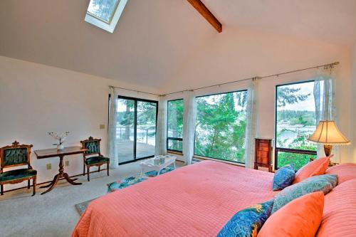 Waterfront Bainbridge Island Home With Stunning Views
