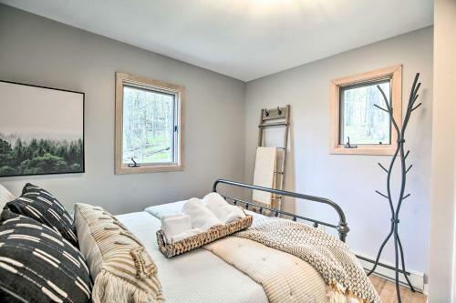 Serene Hideaway With Views, 1 Mi To Hike And Ski!