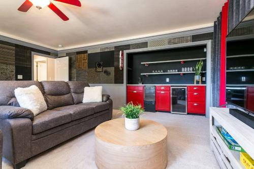 Villa Spacious 3,000 Sf Luxury Home Uphill From Private Beach