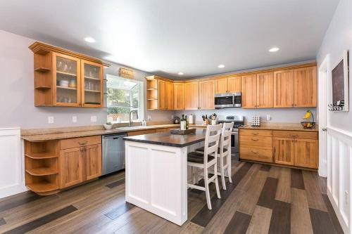 Villa Spacious 3,000 Sf Luxury Home Uphill From Private Beach