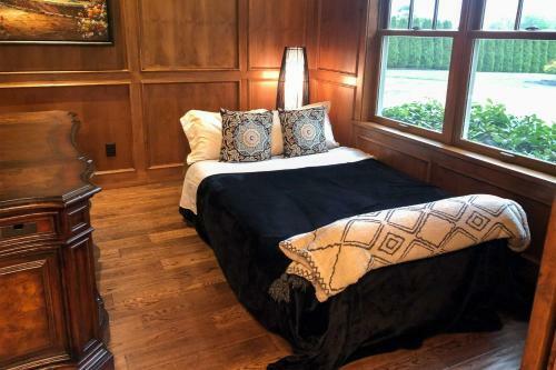 Luxury Home With Backyard Oasis - Near Seattle!