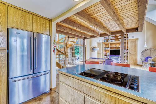 Lake Joy Waterfront Retreat