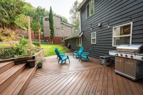 Galbraith Getaway:lush&cozy+ Backyard Trail Access