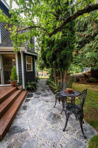 Galbraith Getaway:lush&cozy+ Backyard Trail Access
