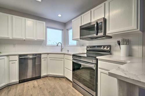 Chic Home With Views And Backyard About 1 Mi To River