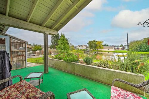 Upscale Home With Indoor Sauna On Sunset Pond!