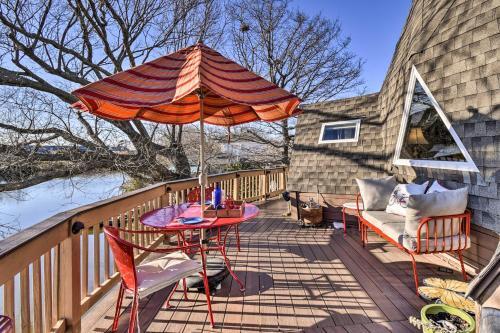 Unique Peddlin Round House With Lake Views!