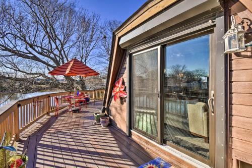 Unique Peddlin Round House With Lake Views!