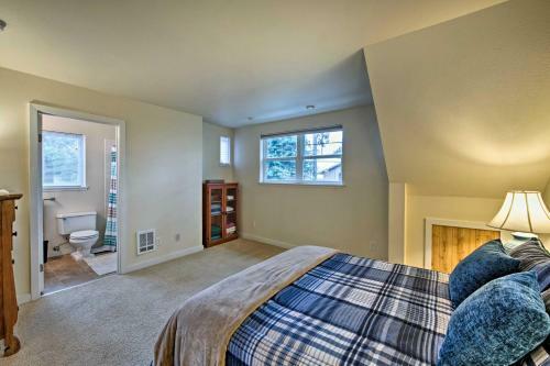Central Indianola Home - Steps To Town And Dock!