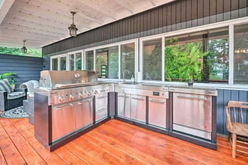 Issaquah Home With Large Deck And Outdoor Kitchen