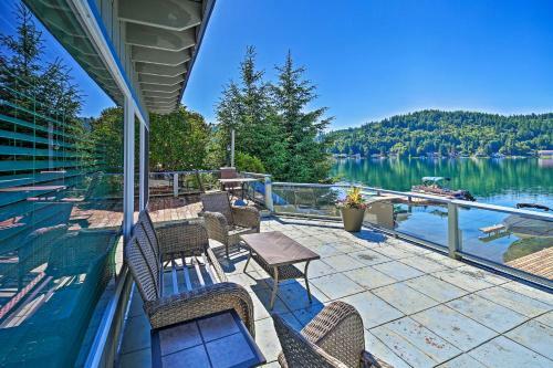 Dreamy Lakefront Home With Grill And Shared Dock!