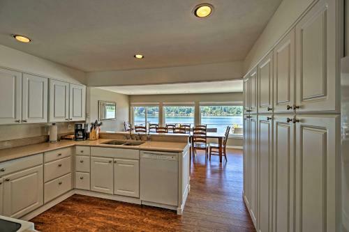 Dreamy Lakefront Home With Grill And Shared Dock!