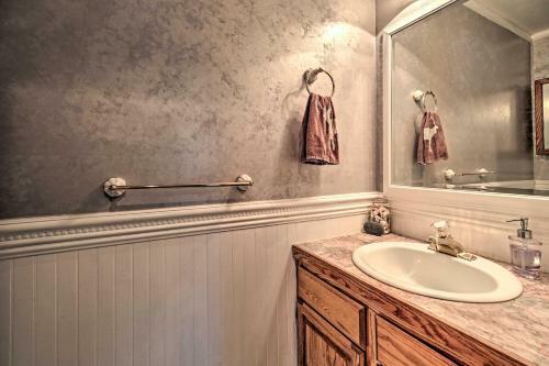 Dreamy Lakefront Home With Grill And Shared Dock!