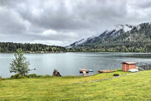 Lakefront Cabin With Stunning Mountain Views And Dock!
