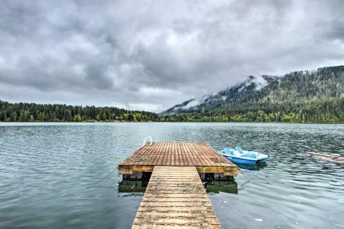 Lakefront Cabin With Stunning Mountain Views And Dock!