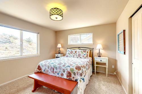 Wapato Lake Waterfront Stunner