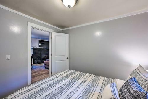 Modern Redmond Home With 2 Fireplaces And Yard!
