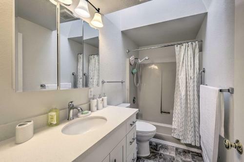Modern Home With Deck About 14 Mi To Downtown Seattle!