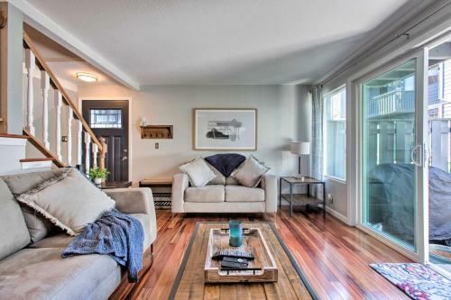 Stylish Shoreline Townhome - Walk To E Line!