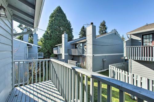 Stylish Shoreline Townhome - Walk To E Line!