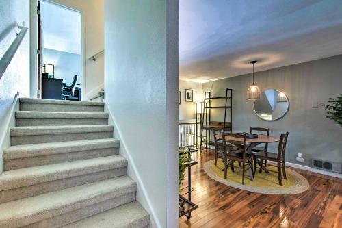 Stylish Shoreline Townhome - Walk To E Line!
