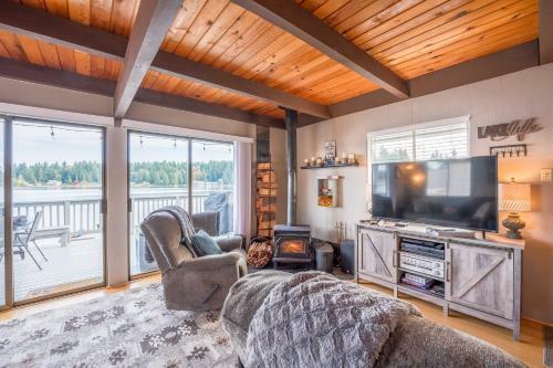 Lake Goodwin Waterfront Cabin With Fire Pit!