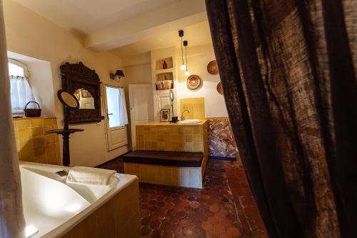 Hostal La Bouscati�re