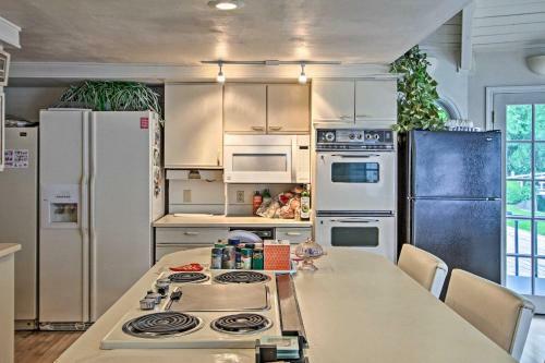 Quaint Abode With Pond - 10 Mi To Dtwn Tacoma!