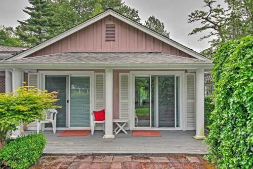 Quaint Abode With Pond - 10 Mi To Dtwn Tacoma!