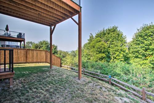 Home With Deck And Views - 2 Mi To Tacoma Dome!